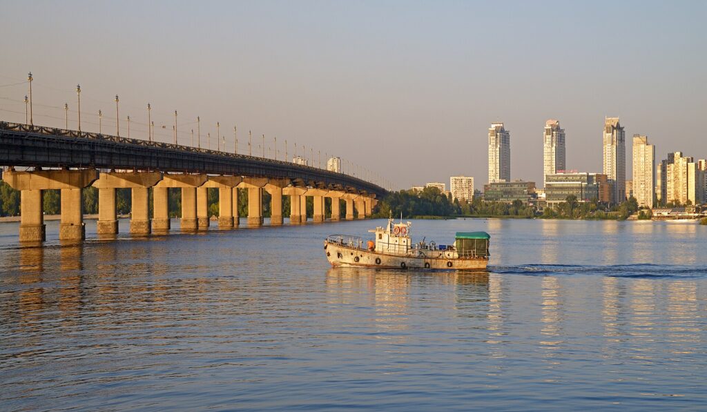File:Paton Bridge, the Dnieper River and the Berezniaky neighbourhood at sunset. Kiev, Ukraine.jpg