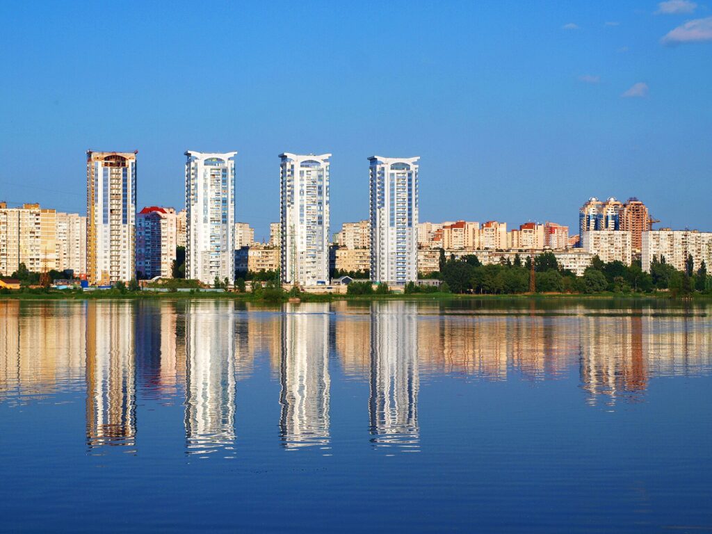 File:Bilychi on Sviatoshyn lake.jpg