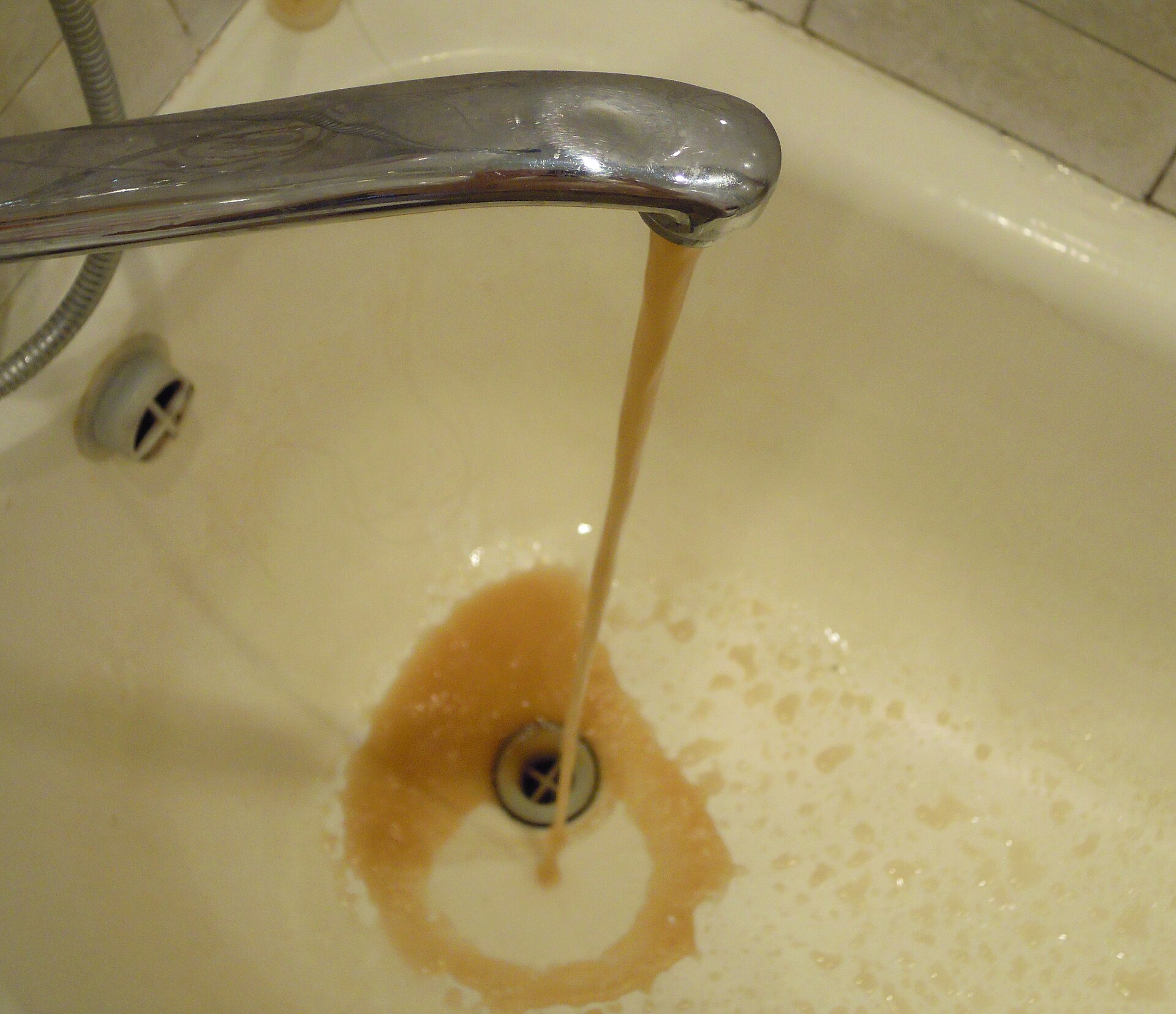 File:Коричневая вода после отключения.7-crop.jpg