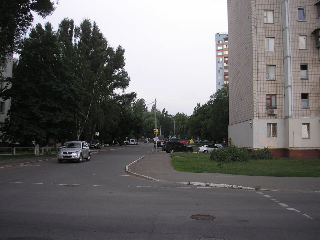 File:Avtozavodskyi Lane, Kyiv.jpg