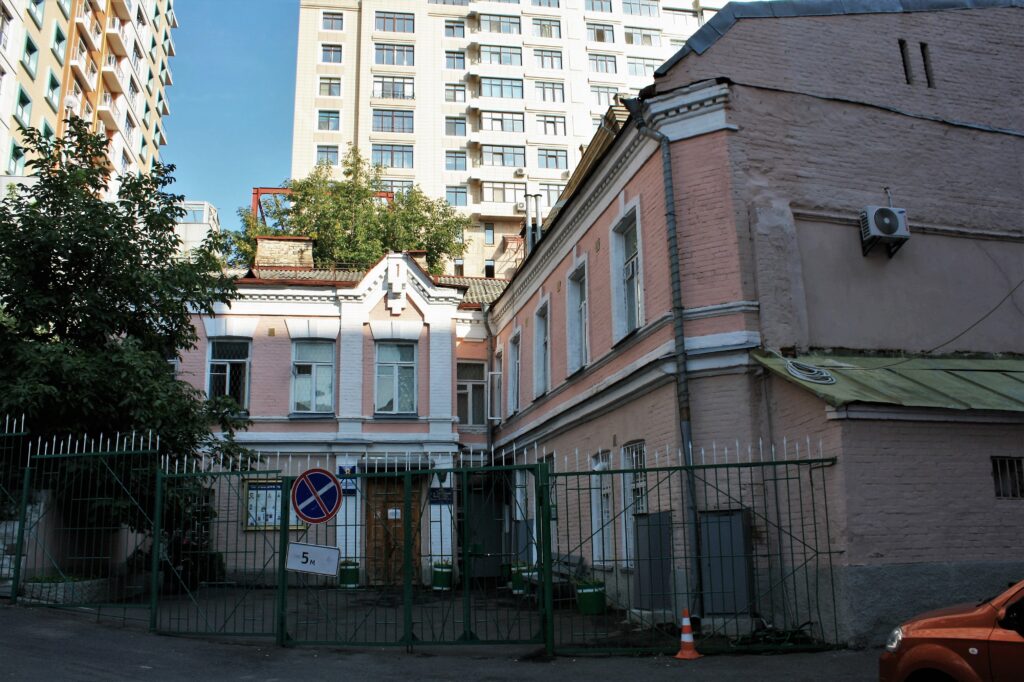 Бессарабська площа з Бессарабським ринком у центрі Києва
