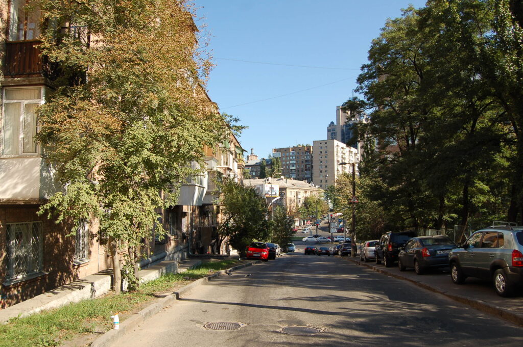 Госпітальна вулиця на Кловському — типова забудова мікрорайону навколо метро «Кловська»