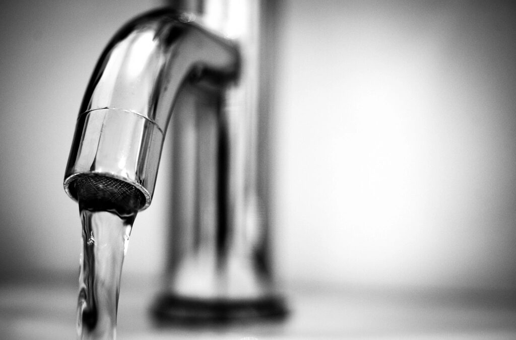 Струмінь води з крана під тиском