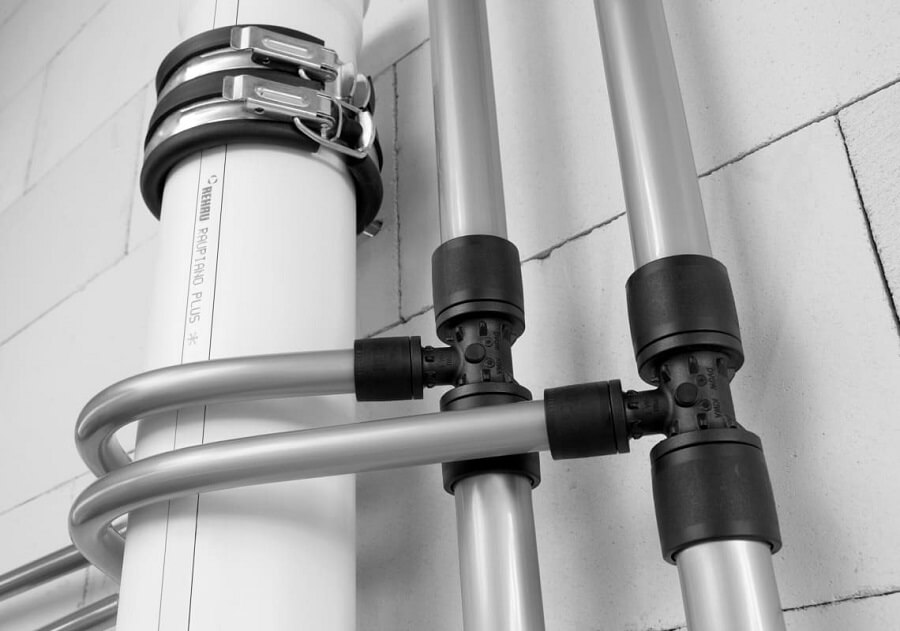 Особливості заміни стояків у старих будинках Києва: серії, ризики, дозволи