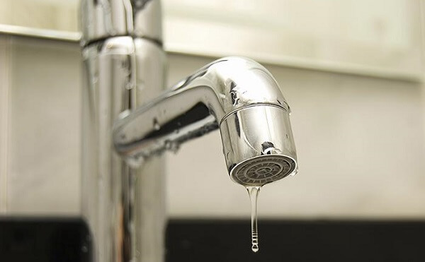 Слабкий тиск <a href="https://mastertepla.com.ua/poslugy/pidklyuchennya-pralnoyi-ta-posudomyjnoyi-mashyny/" title="Підключення пральної та посудомийної машини" data-wpil-monitor-id="432">води у крані</a>