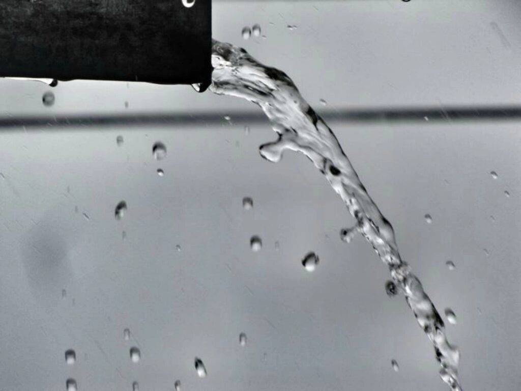 Вода протікає з труби