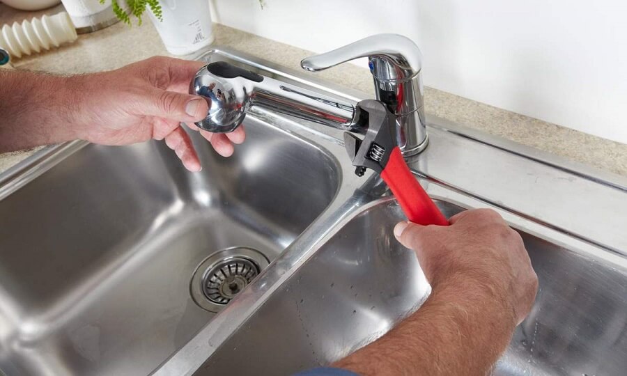 Як замінити змішувач самостійно: покрокова інструкція для кухні, умивальника і ванни